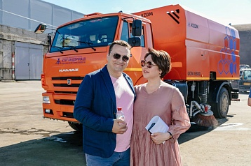 В Санкт-Петербурге была проведена презентация "Большого брата" - современного дорожного пылесоса УКМ-6500.