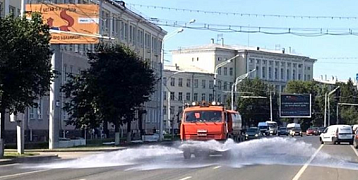  В Советском районе Уфы усилена работа по поливу дорожного полотна и зеленых насаждений.